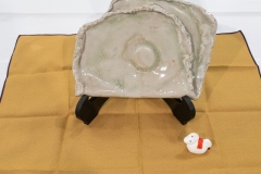 (35) 202601 作品展： 神藤利路 (陶芸) 還元焼成二つ折りたたら皿（Rockな重ね折皿）