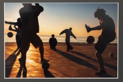 (24) 202601 作品展： 川田厚子 (写真) 仲間と励む　（鵠沼海岸）